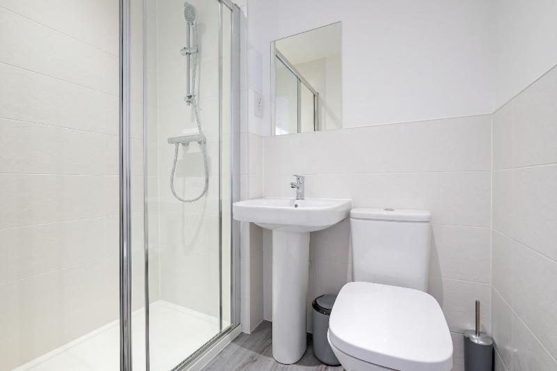 Modern 5 Bedroom 3 Bath Hse Aylesbury image