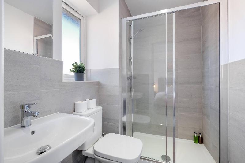 Modern 5 Bedroom 3 Bath Hse Aylesbury image