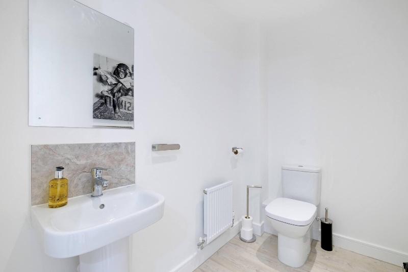 Modern 5 Bedroom 3 Bath Hse Aylesbury image