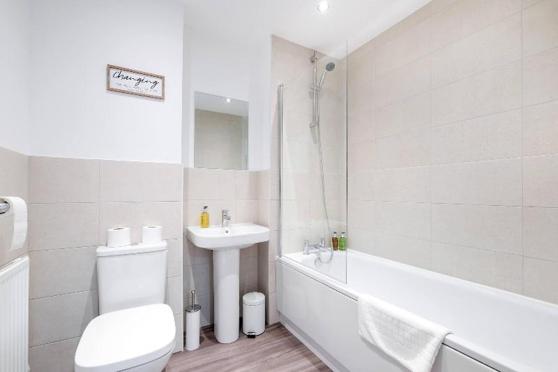 Modern 5 Bedroom 3 Bath Hse Aylesbury image