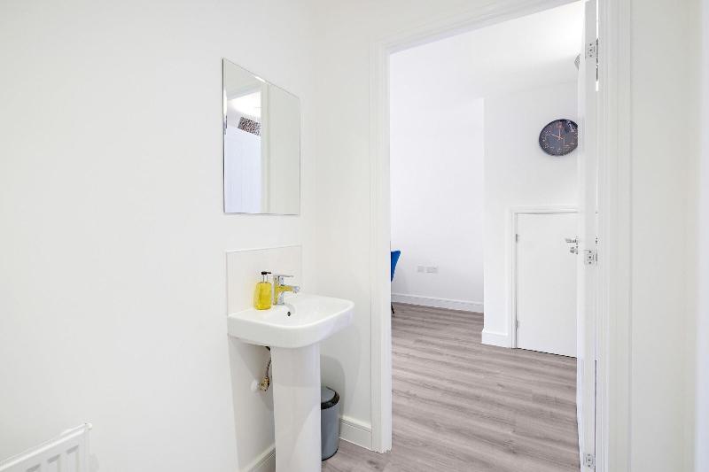 Modern 5 Bedroom 3 Bath Hse Aylesbury image
