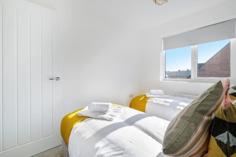 Modern 5 Bedroom 3 Bath Hse Aylesbury image