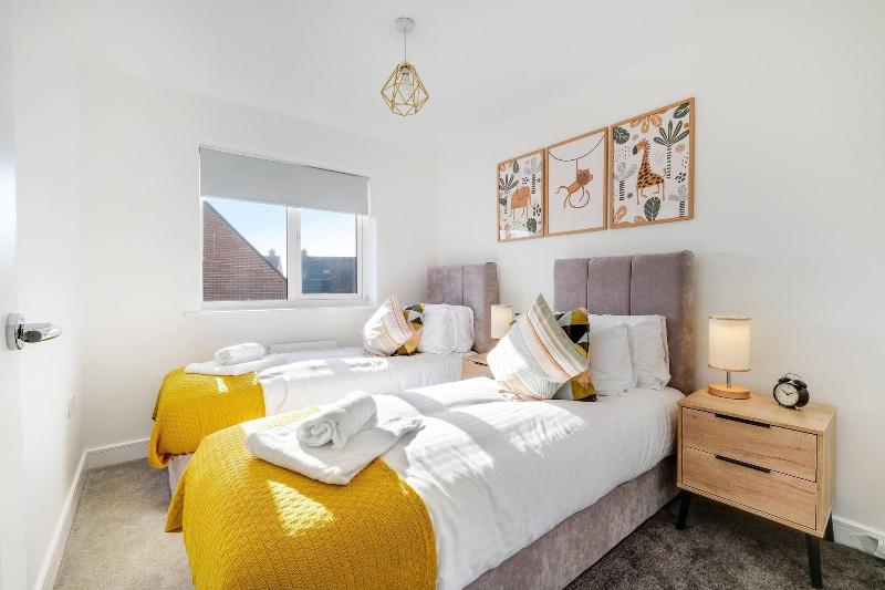 Modern 5 Bedroom 3 Bath Hse Aylesbury image