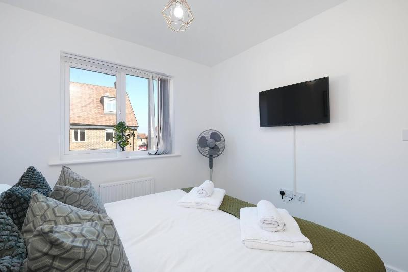 Modern 5 Bedroom 3 Bath Hse Aylesbury image