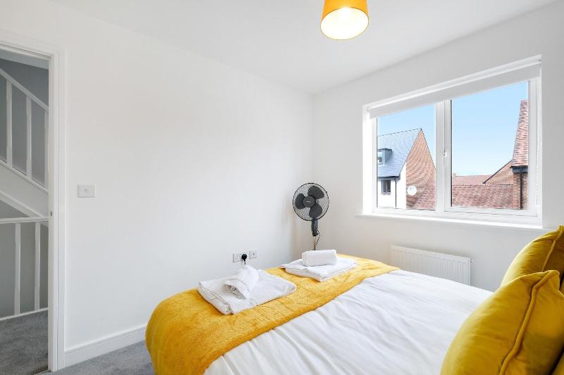 Modern 5 Bedroom 3 Bath Hse Aylesbury image