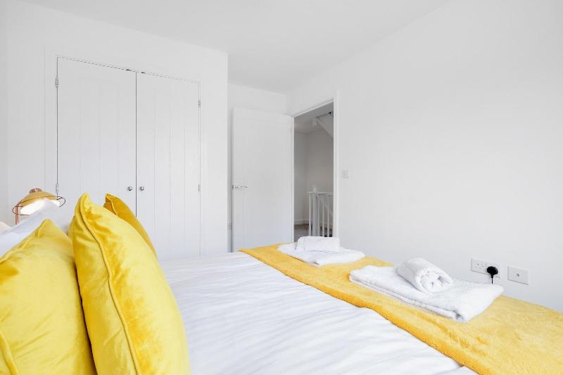 Modern 5 Bedroom 3 Bath Hse Aylesbury image
