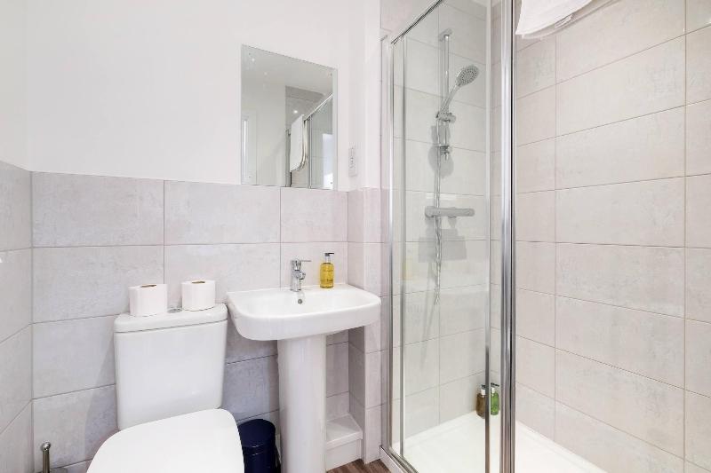 Modern 5 Bedroom 3 Bath Hse Aylesbury image