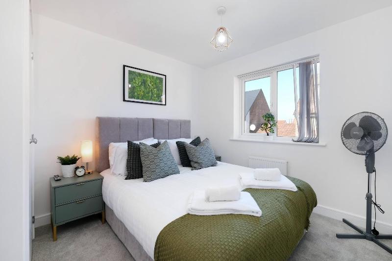 Modern 5 Bedroom 3 Bath Hse Aylesbury image