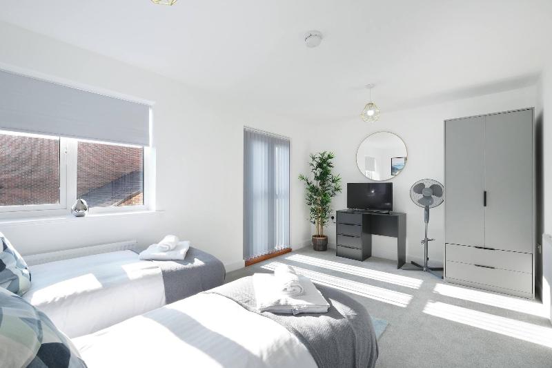 Modern 5 Bedroom 3 Bath Hse Aylesbury image