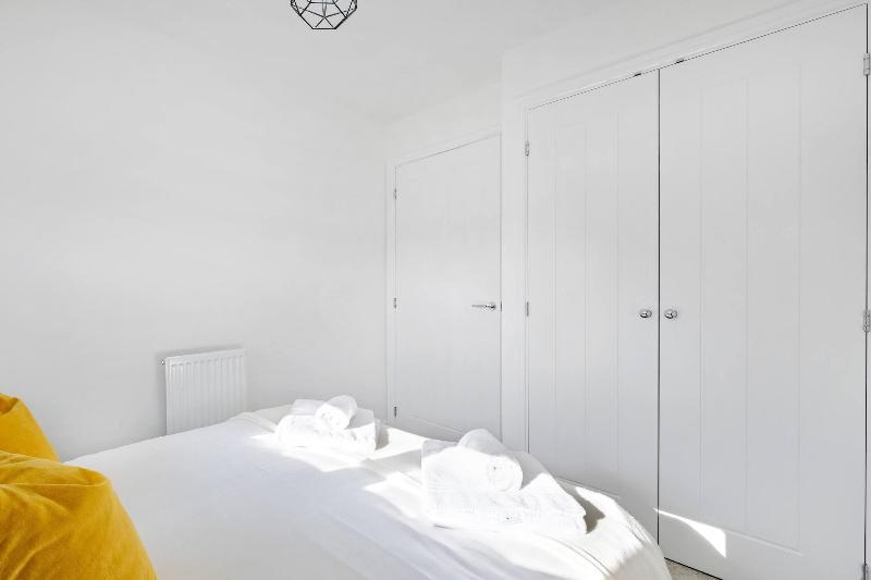 Modern 5 Bedroom 3 Bath Hse Aylesbury image