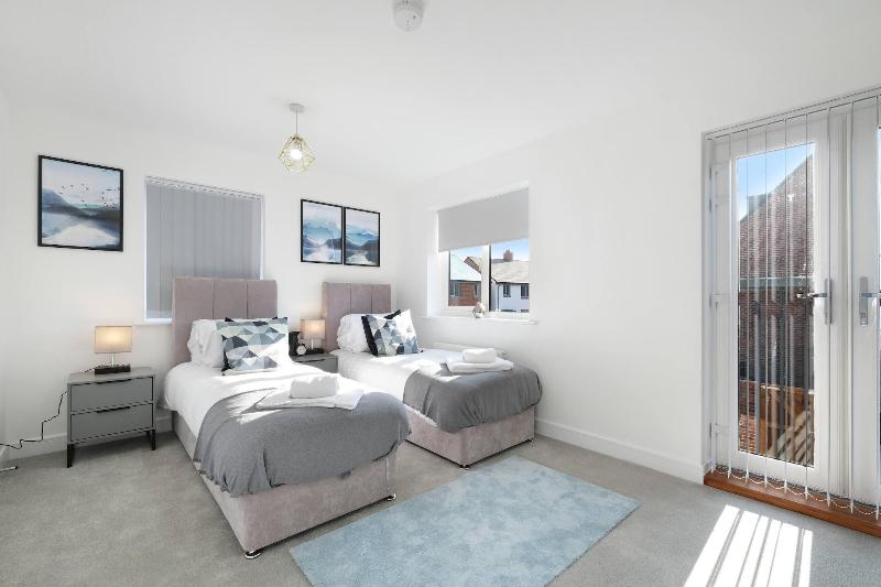 Modern 5 Bedroom 3 Bath Hse Aylesbury image
