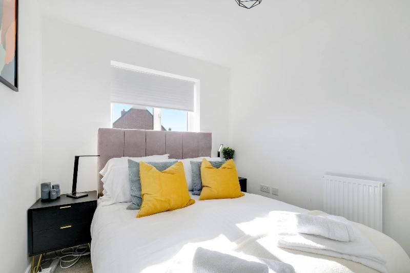 Modern 5 Bedroom 3 Bath Hse Aylesbury image
