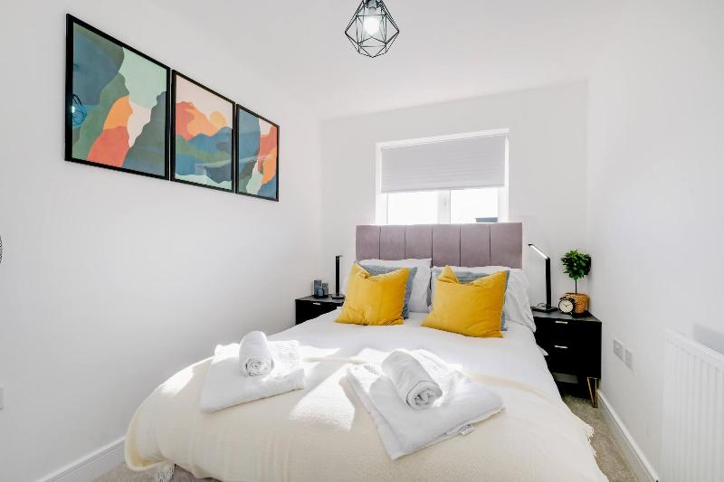 Modern 5 Bedroom 3 Bath Hse Aylesbury image