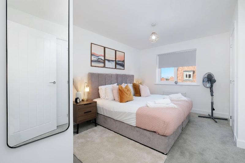 Modern 5 Bedroom 3 Bath Hse Aylesbury image