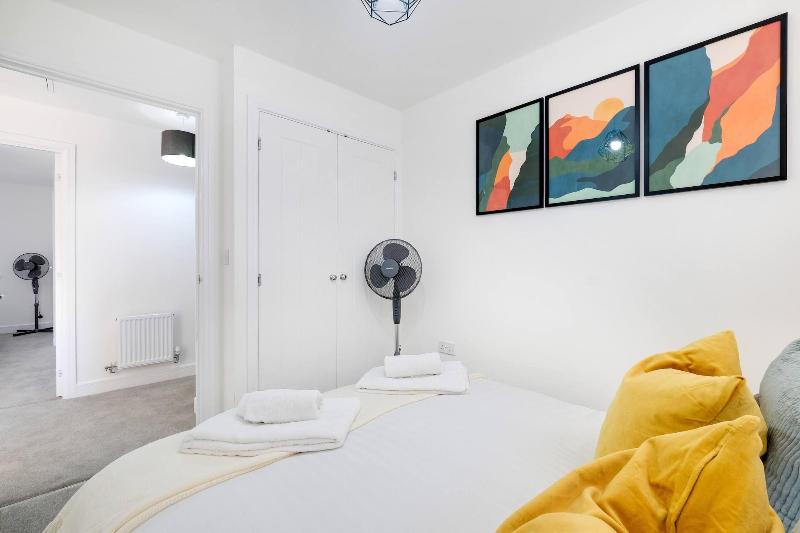 Modern 5 Bedroom 3 Bath Hse Aylesbury image