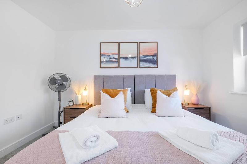 Modern 5 Bedroom 3 Bath Hse Aylesbury image