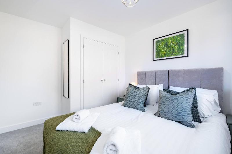Modern 5 Bedroom 3 Bath Hse Aylesbury image