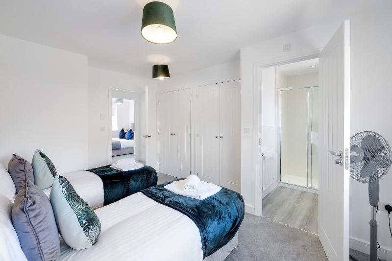 Modern 5 Bedroom 3 Bath Hse Aylesbury image