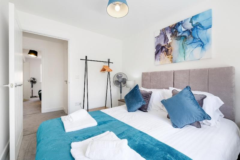 Modern 5 Bedroom 3 Bath Hse Aylesbury image