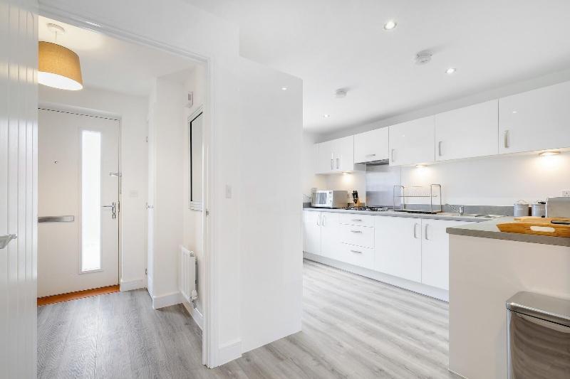 Modern 5 Bedroom 3 Bath Hse Aylesbury image