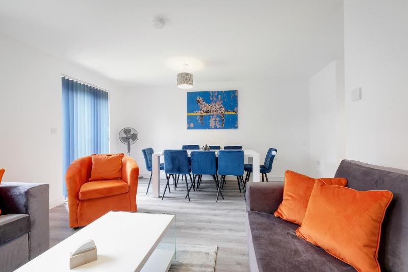 Modern 5 Bedroom 3 Bath Hse Aylesbury image