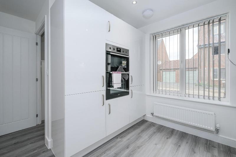 Modern 5 Bedroom 3 Bath Hse Aylesbury image
