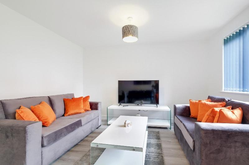 Modern 5 Bedroom 3 Bath Hse Aylesbury image