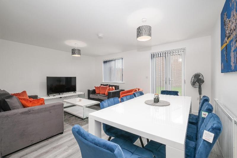 Modern 5 Bedroom 3 Bath Hse Aylesbury image