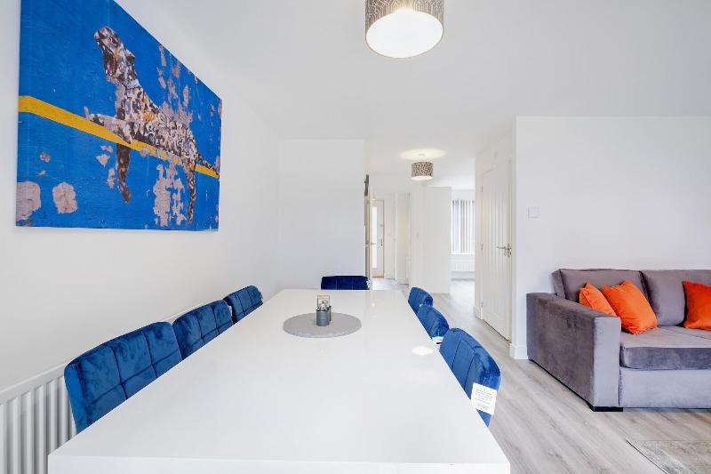 Modern 5 Bedroom 3 Bath Hse Aylesbury image