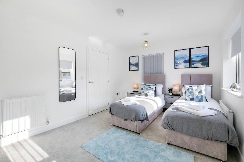 Modern 5 Bedroom 3 Bath Hse Aylesbury image