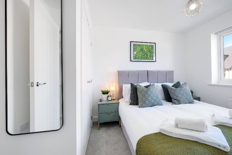 Modern 5 Bedroom 3 Bath Hse Aylesbury image
