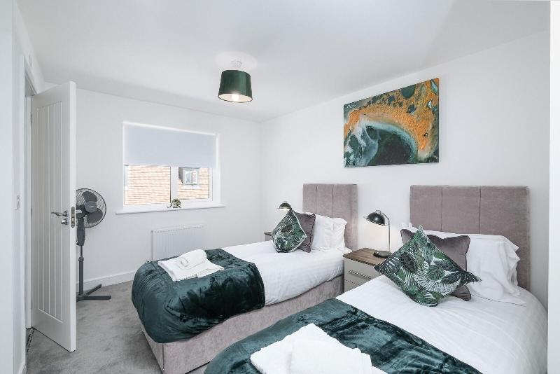 Modern 5 Bedroom 3 Bath Hse Aylesbury image