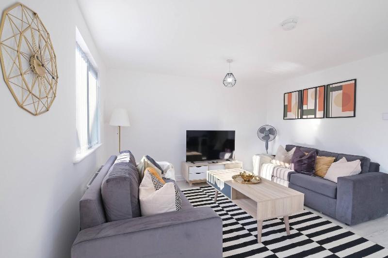 Modern 5 Bedroom 3 Bath Hse Aylesbury image