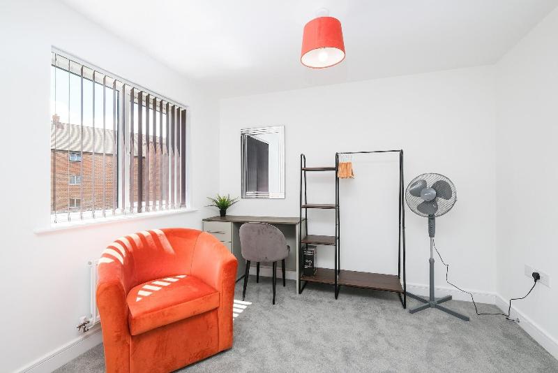 Modern 5 Bedroom 3 Bath Hse Aylesbury image