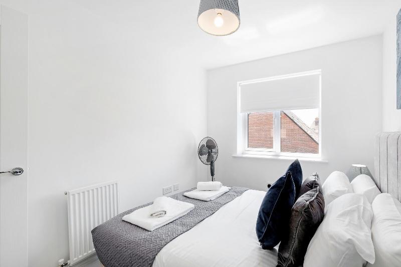 Modern 5 Bedroom 3 Bath Hse Aylesbury image