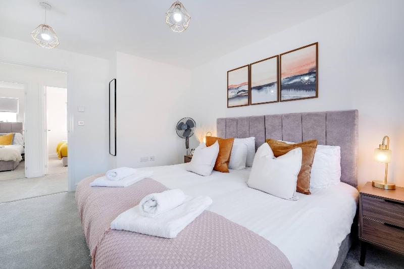 Modern 5 Bedroom 3 Bath Hse Aylesbury image
