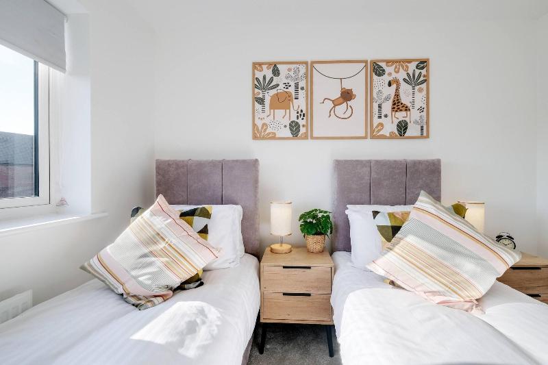 Modern 5 Bedroom 3 Bath Hse Aylesbury image