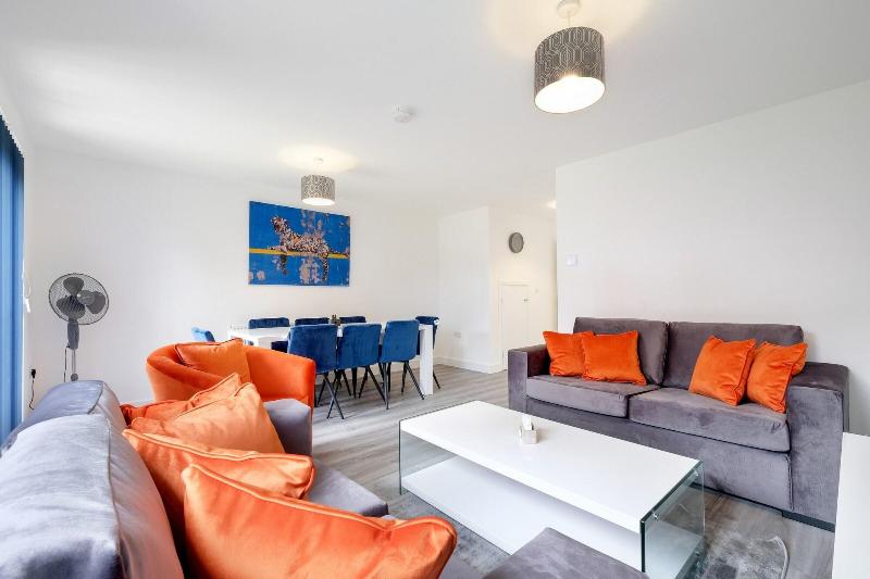 Modern 5 Bedroom 3 Bath Hse Aylesbury image