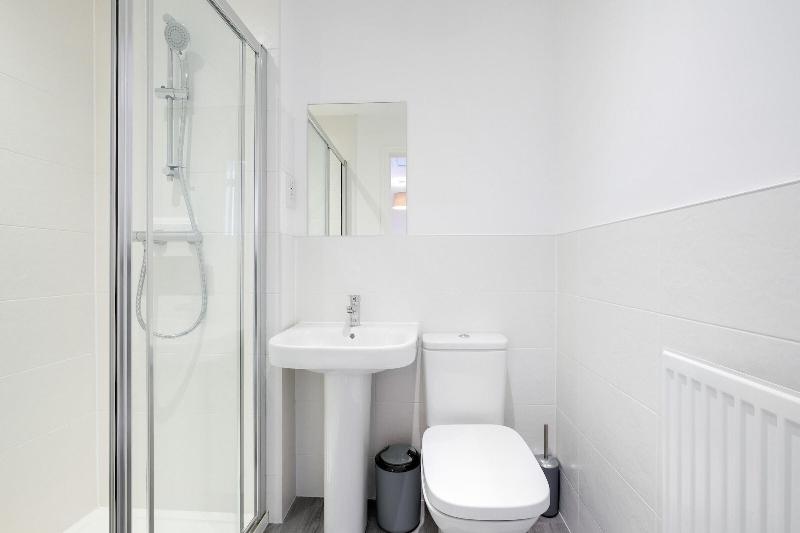 Modern 5 Bedroom 3 Bath Hse Aylesbury image