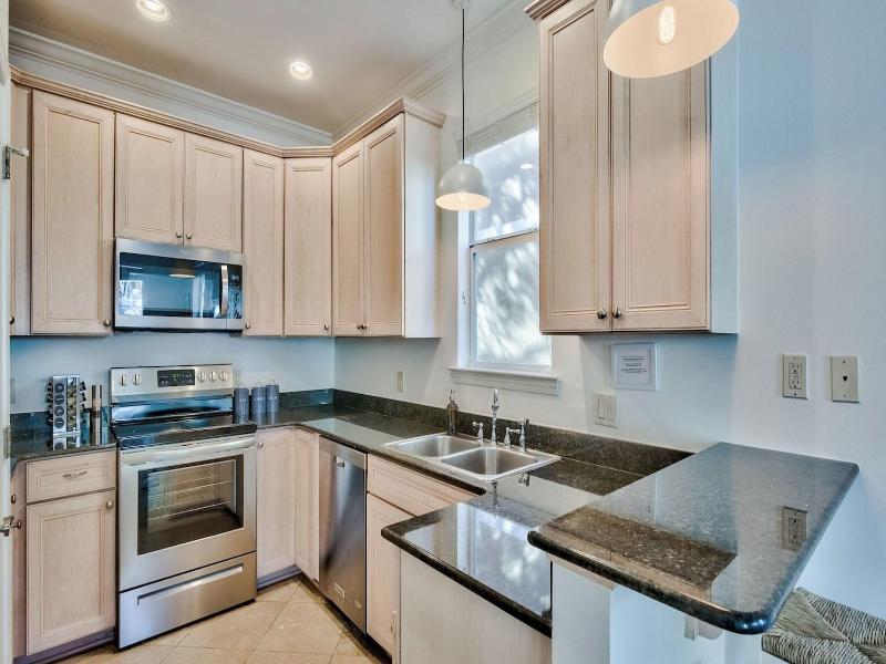 Coral By Avantstay Gorgeous Three Story Home W Tw — photo 62