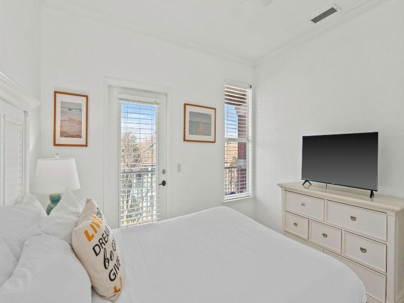 Coral By Avantstay Gorgeous Three Story Home W Tw — photo 64