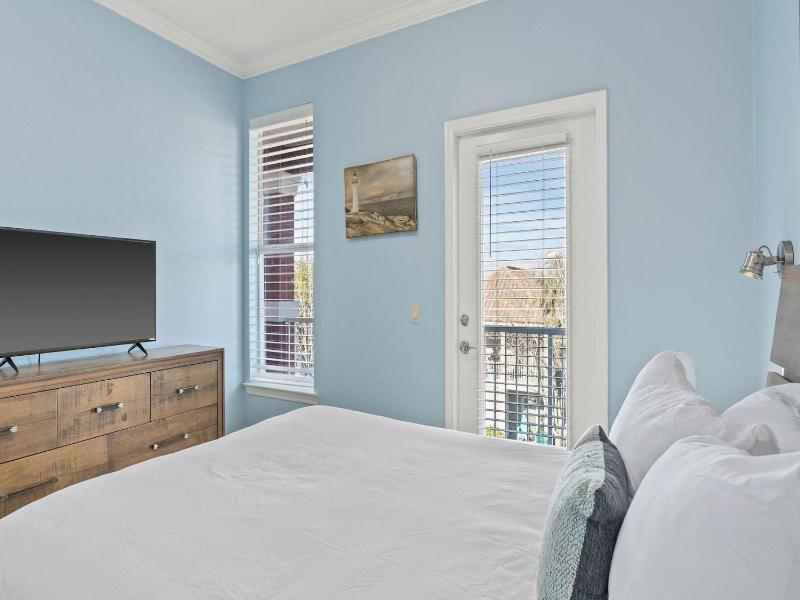 Coral By Avantstay Gorgeous Three Story Home W Tw — photo 81
