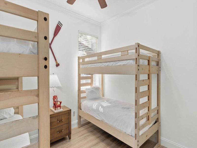 Coral By Avantstay Gorgeous Three Story Home W Tw — photo 15