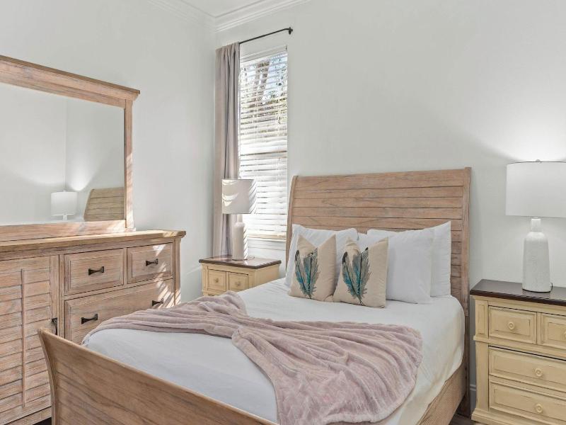 Coral By Avantstay Gorgeous Three Story Home W Tw — photo 20