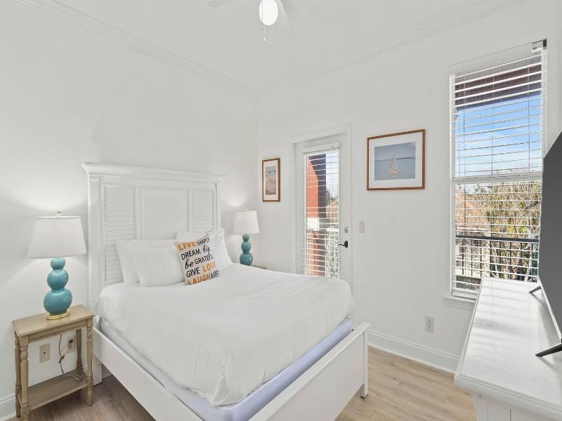 Coral By Avantstay Gorgeous Three Story Home W Tw — photo 22
