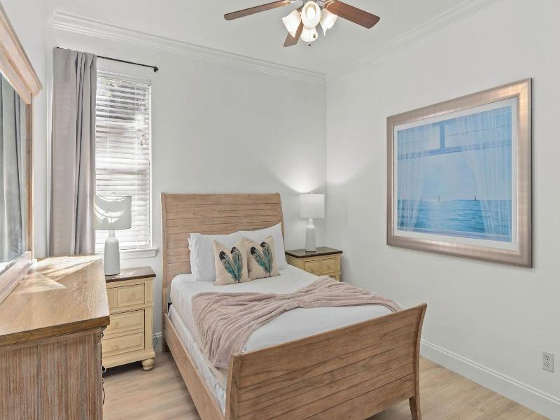 Coral By Avantstay Gorgeous Three Story Home W Tw — photo 25