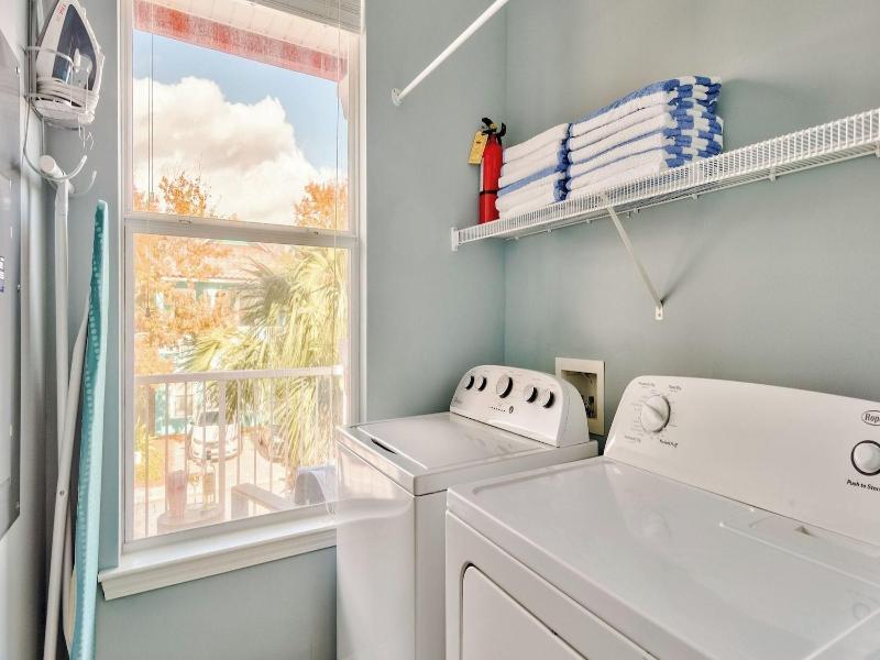 Coral By Avantstay Gorgeous Three Story Home W Tw — photo 27