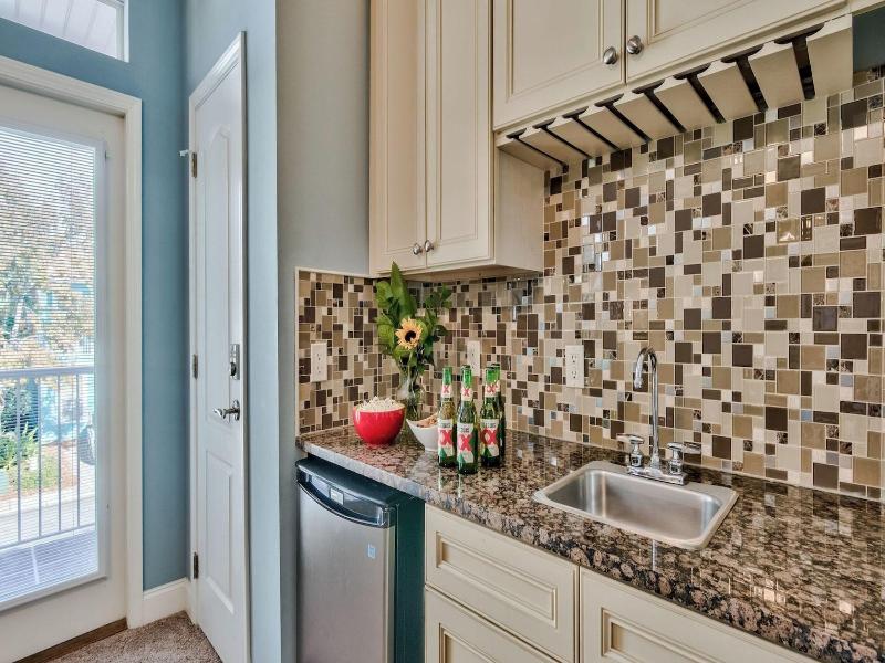 Coral By Avantstay Gorgeous Three Story Home W Tw — photo 37
