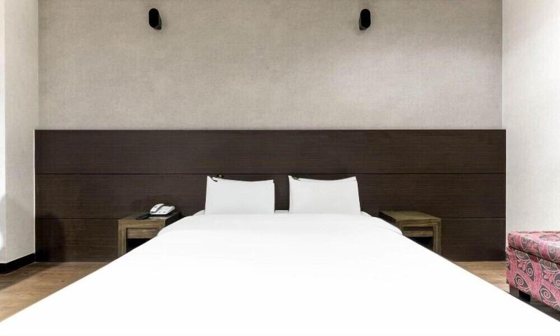 Bobos Hotel image