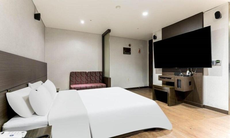 Bobos Hotel image
